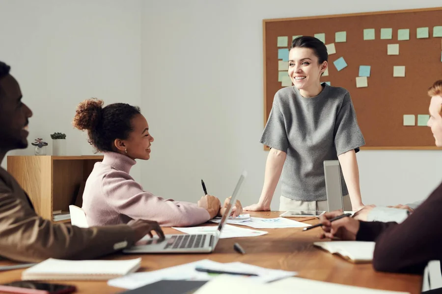 Equipo de trabajo colaborando en una oficina moderna