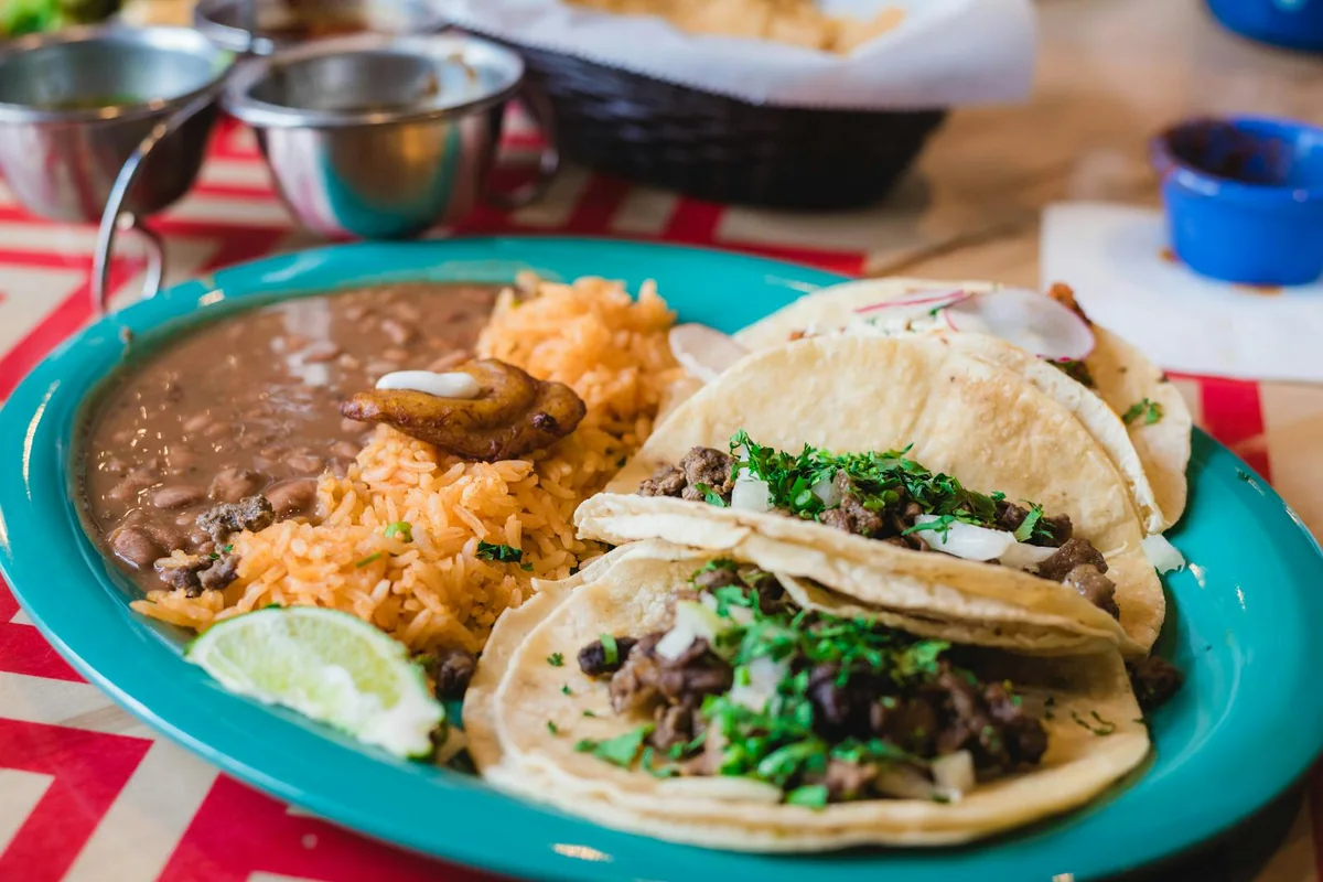 Platillo mexicano con tortillas, frijoles y verduras frescas