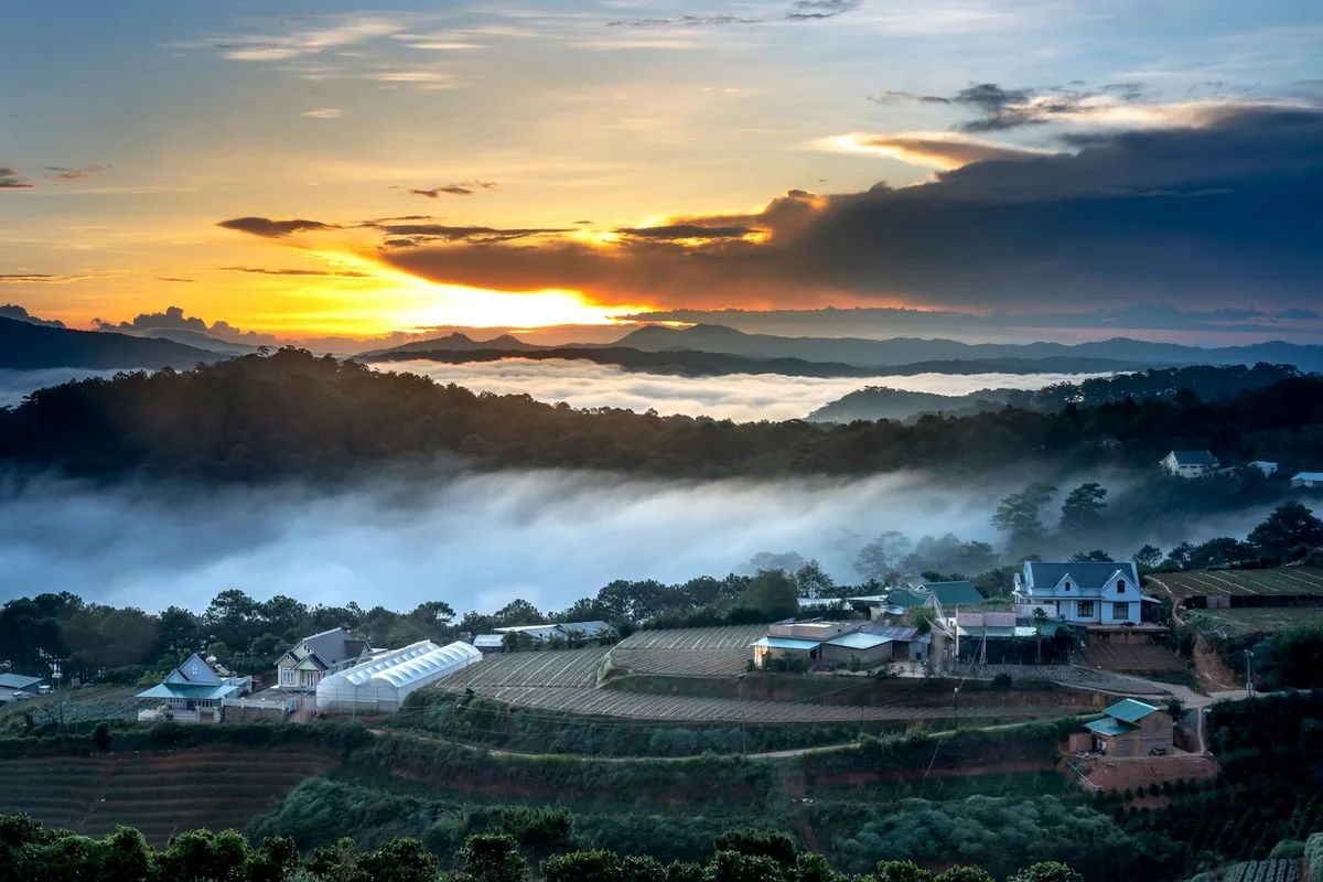 Pueblo de montaña entre niebla al amanecer