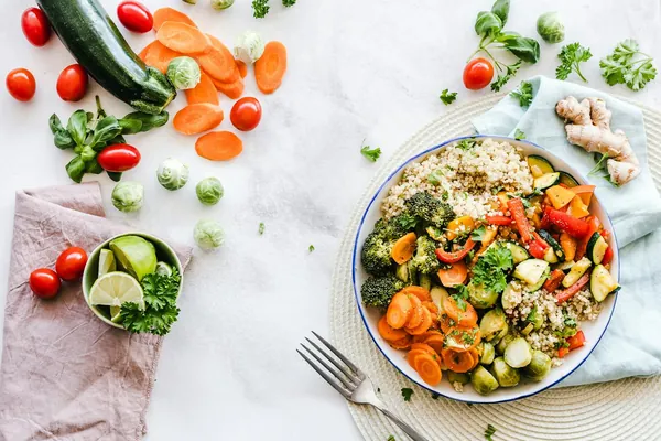 Bowl con verduras asadas y granos listos para varias comidas