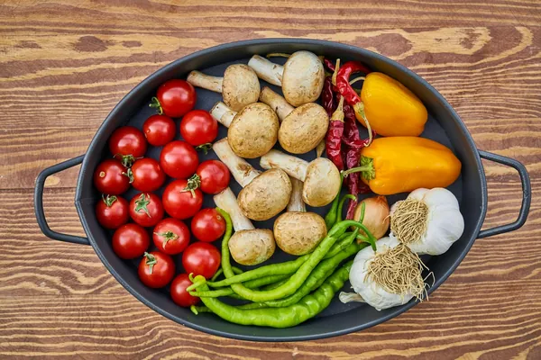 Verduras frescas en bandeja listas para cocinar y fermentar